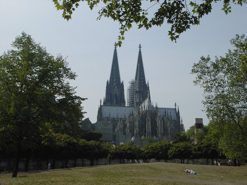 Der Klner Dom, von der Rheinpromenade her gesehen, am 21.08.2003.