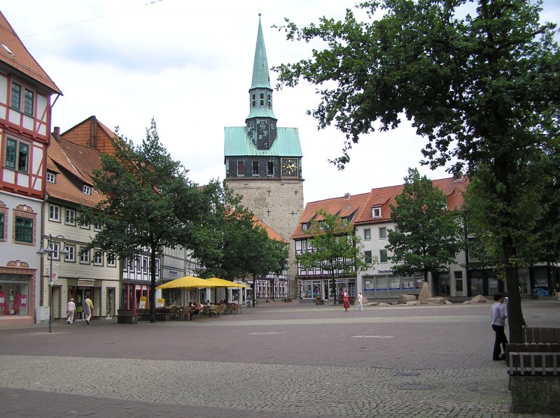 Der Kornmarkt von Osterode am Harz im Sommer. Im Hintergrund ist die Marktkirche zu sehen.