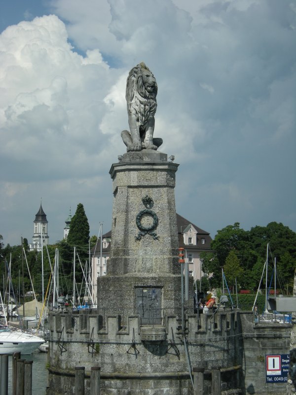 Der Lwe wacht ber die Hafeneinfahrt von Lindau und sieht nicht wie sich hinter seinem Rcken mchtige Gewitterwolken auftrmen.
28. Juli 2008
