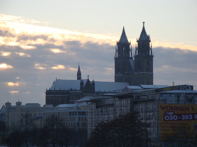 Der Magdeburger Dom kurz vor dem Sonnenuntergang am 02.01.2009. Fotografiert von der Strombrcke.