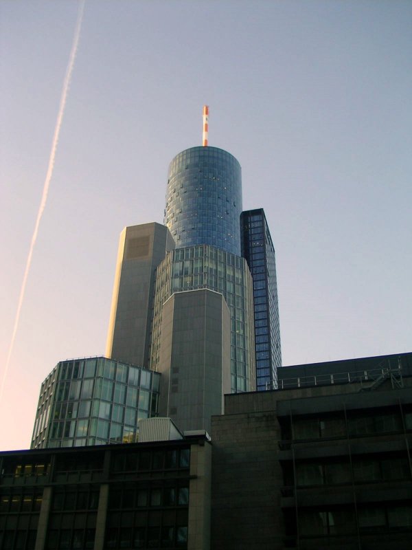 Der Main-Tower vom Commerzbank-Tower aus gesehen.