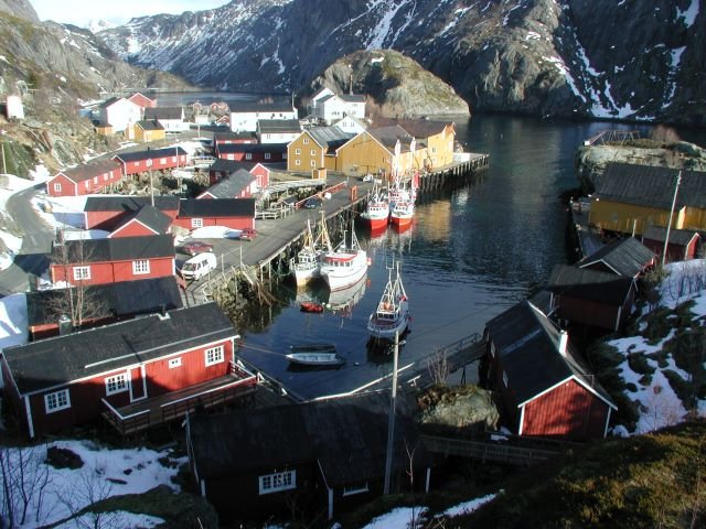 Der malerische Fischerort Nusfjord mit seinem hufeisenfrmigen Hafen ist eins der bekanntesten Lofotenmotive.