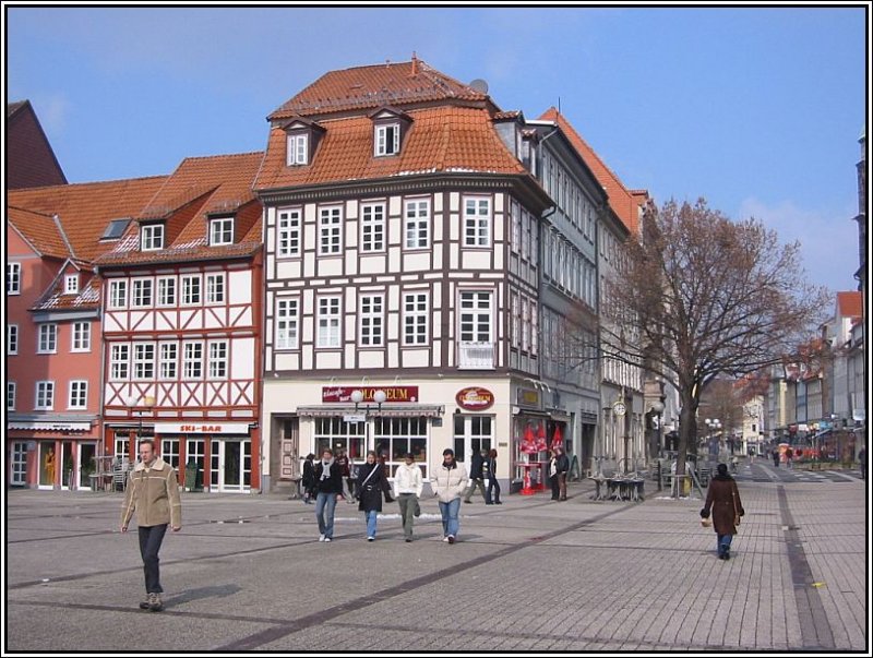 Der Marktplatz in Gttingen, mit einem speziellen Blick auf sanierte Fachwerkhuser. Das Bild stammt vom 07.03.2004.