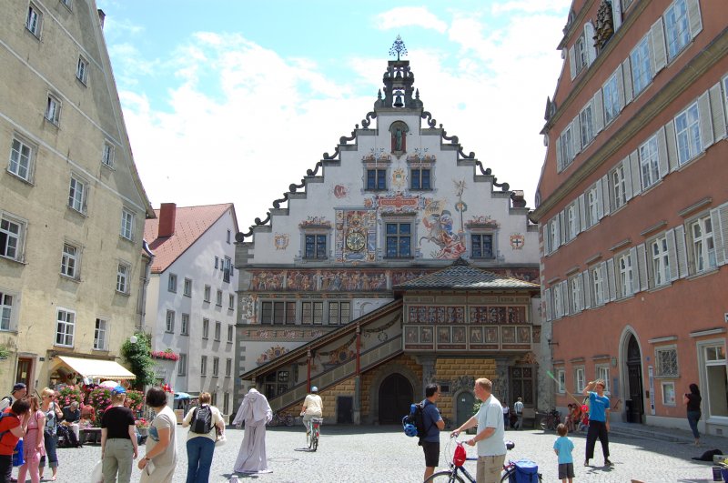 der Marktplatz mit dem alten Rathaus und dem typischen Treiben