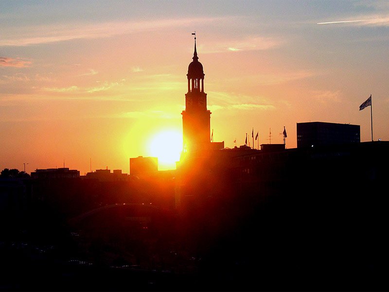 Der Michel im Sonnenuntergang, von der Speicherstadt aus fotografiert. Juli 2005.