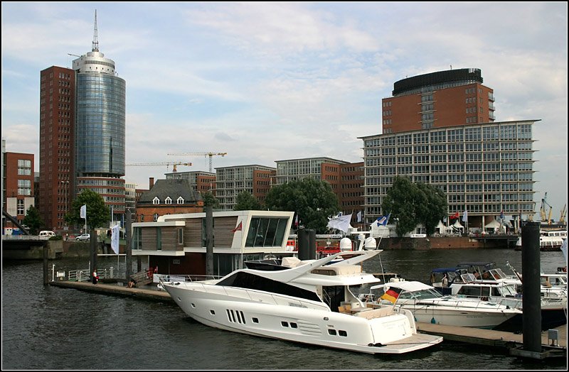 Der moderne westliche Abschluss der Speicherstadt: Links das Hochhaus des Hanseatic Trade Centers, links das Brohochhaus am Sandtorhft. 14.7.2007 (Matthias)