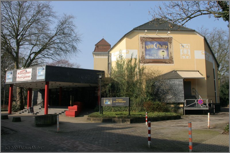  Der Mondpalast von Wanne-Eickel 
Der Stdtischen Saalbau im Wanner Stadtgarten entstand 1911 als „Kaisersaal“ im wilhelminische Jugendstil und hat seitdem eine Menge Darsteller erlebt, u.a. Zarah Leander, Theo Lingen und Maria Schell, aber auch Betriebsversammlungen und Parteitage wurden in ihm abgehalten. So wechselvoll wie seine Verwendung, ist auch die Architektur. Das moderne Foyer und das wilhelminische Haupthaus ist ein gutes Beispiel fr eine lebendige Ruhr-Architektur.
Seit dem 28.Januar 2004 beherbergt der „Saalbau“ den Mondpalast von Wanne-Eickel, das erste Volkstheater im Ruhrgebiet.
07.03.2009
