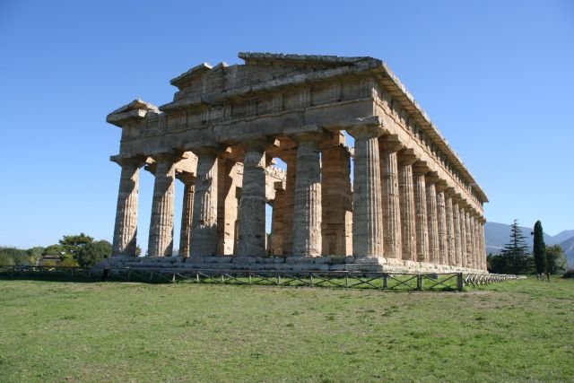 Der Neptun-Tempel wurde um 450 v.Chr. gegruendet und war der Goettin Hera geweiht.