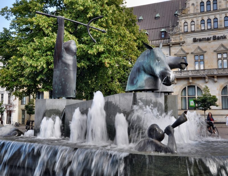 Der Neptunbrunnen auf dem Bremer Domshof.1991 wurde das Kunstwerk des Bildhauers Waldemar Otto aufgestellt.Figuren aus Bronze gegossen
- Sockel aus grnen Andree-Granit.