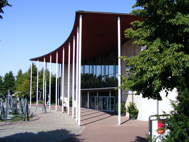 Der neue Erweiterungsbau vor der alten Stadthalle