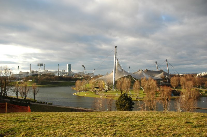 Der Olympiapark, 3 km gro, geplant von Behnisch und Partner, erstreckt sich auf dem Gelnde des ehemaligen Flugplatzes Oberwiesenfeld. 1902 fand hier die erste Zeppelinlandung statt. (01/2007)
