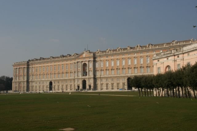 Der Palazzo Reale, die Reggia von Caserta oder the Royal Palast of Caserta. Meine italienischen Kollegen verwendeten viele Begriffe um mir den Besuch ihres Prunkbauwerks schmackhaft zu machen. Hier angekommen, rgerte ich mich erst mal ber die grozgigen Absperrungen vor Ort, die mich an einem schnen Foto hinderten. Aber nun zur Geschichte...