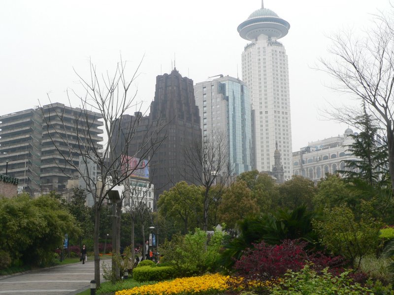 Der Peoples Park in Shanghai ist ein Erholungspark inmitten der Stadt. Er ist umringt von Hochhusern und groen Straen. April 2006