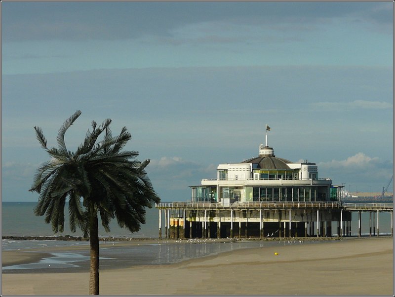 Der Pier von Blankenberge wurde 1933 gebaut und ist das einzige Bauwerk dieser Art an der belgischen Nordseekste. Ein 350 m langer Steg fhrt vom Zeedijk zum Pier, wo sich heute nur noch ein Restaurant befindet. Vor einigen Jahren beherbergte der Pier eine Modellbahnausstellung und eine Verkaufsstelle von Mrklin. 12.09.09 (Jeanny) 