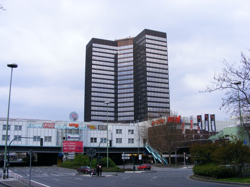 Der Porscheplatz in Essen mit dem Rathaus und dem Einkaufszentrum am 22. April 2008.