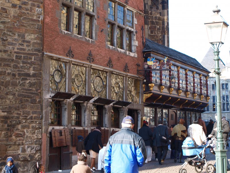 Der Postwagen am Rathaus ist eins der ltesten Lokale in Aachen. Tradition ist es in Aachen nach der Trauung im Standesamt neben dem Postwagen hier einzukehren und sich in einem der inzwischen vielen Bcher mit seinen Trauzeugen zu verewigen. 