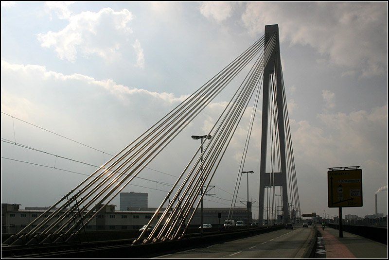 Der Pylon der     erbauten Kurt-Schumacher-Brcke zwischen Mannheim und Ludwigshafen. 08.03.2008 (Matthias)