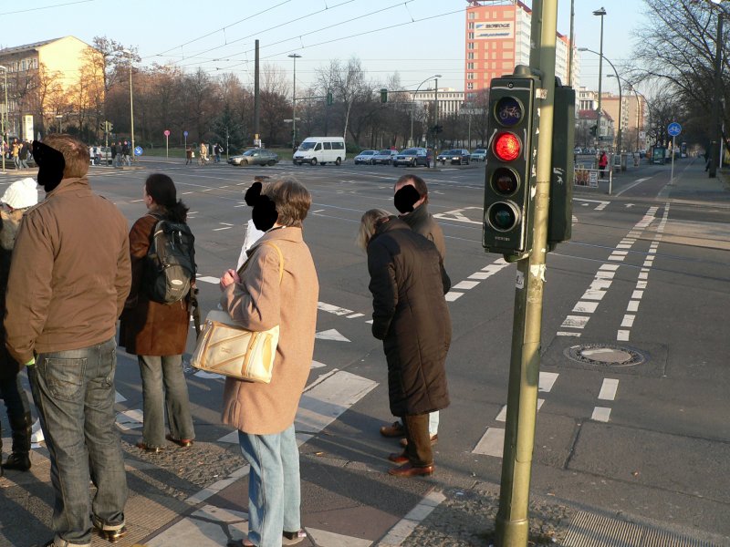 Der Radweg an der Frankfurter Allee in Berlin wird gerne angenommen. 12/2007