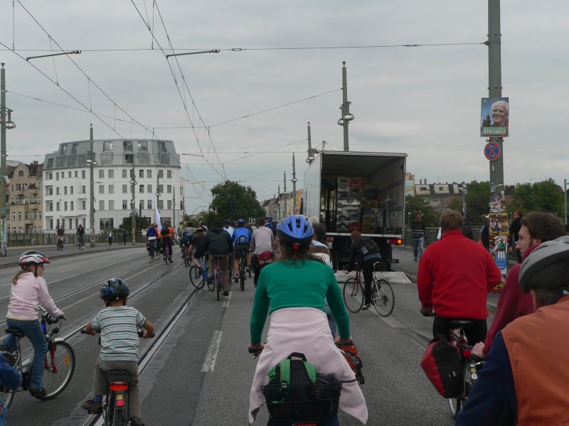 Der Radweg auf der Warschauer Brücke ist permanent zugeparkt, meist von Lieferfahrzeugen. Ein nicht seltenes Ärgernis, aber bei der ausgelassenen Stimmung störte sich keiner daran. Ohnehin stand die Fahrbahn vollständig zur Verfügung. 26.9.2009