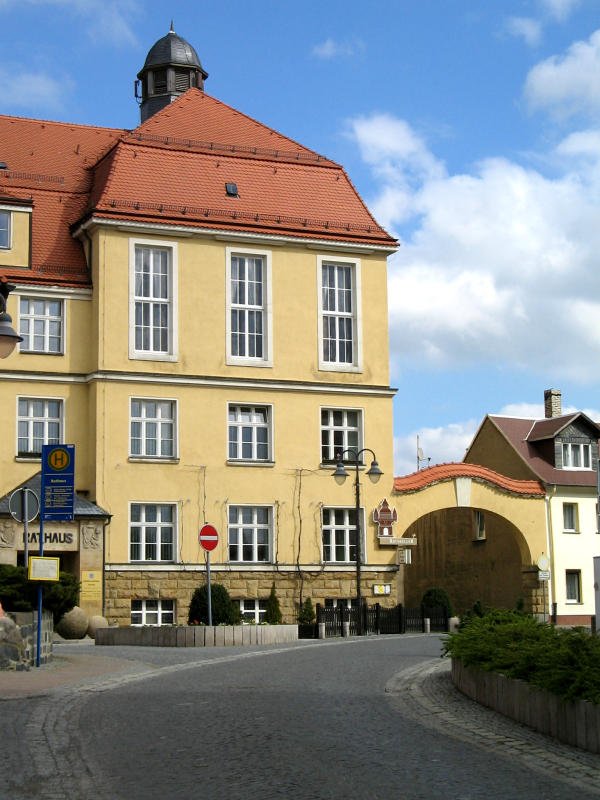 der Rechte Flgel des Tauchaer Rathauses mit dem Markanten Torbogen zum Ratskeller, 28.03.08