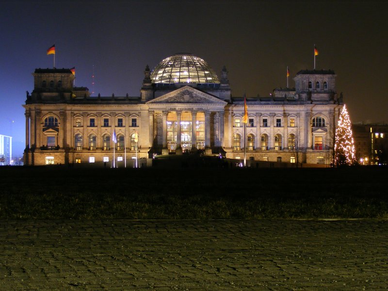 Der Reichstag am 29.12.2008 mit Weihnachtsbaum.
