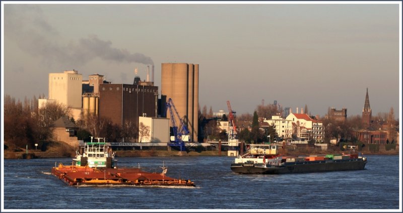 Der Rhein bei Duisburg-Homberg. Blick auf die Plangemhle.