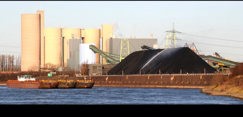 Der Rhein bei Duisburg. Ich vermute, dass diese Anlagen zur Carbonaria-Kokerei gehren, die sich in unmittelbarer Nhe zum Schwelgern-Werk der ThyssenKrupp Stahl AG befinden.