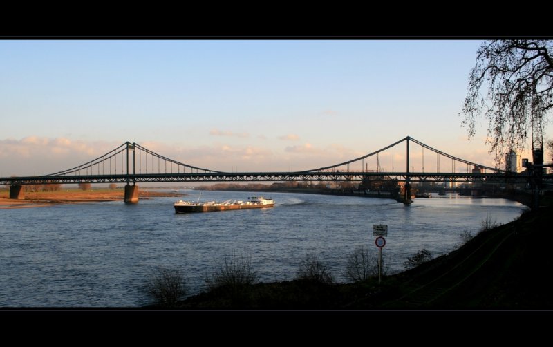 Der Rhein bei Krefeld-Uerdingen. Die  Krefeld-Uerdinger Brcke  verbindet Duisburg-Mndelheim und Krefeld-Uerdingen. 