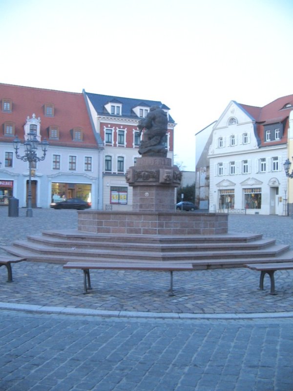 Der Ringelnatzbrunnen auf dem Marktplatz von Wurzen erinnert an einen der interessantesten Shne der Stadt. 04.03.07