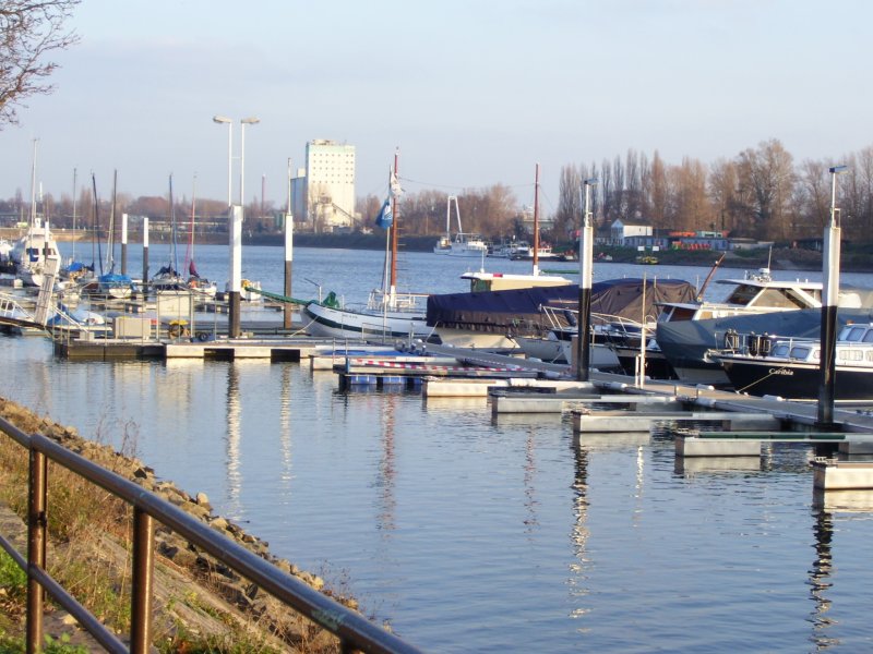 Der Schiersteiner Hafen in Wiesbaden, im Okotber 2006.