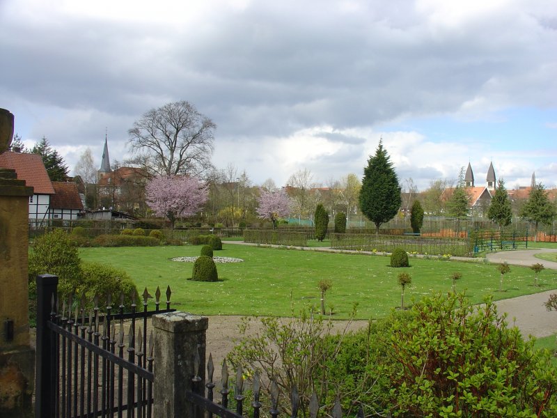 Der Schlogarten in Rheda liegt zwischen dem Altstadtbereich und der Schloanlage. Nach einem jahrzehntelangen Schattendasein wurde der Schlogarten fr die nordrhein-westflische Landes-gartenschau 1988 mit ffentlichen Zuschssen saniert. Als Vorlage fr die Sanierung dienten alte Planungsunterlagen.Jetzt erfreut er zu allen Jahreszeiten seine Besucher. Im Hintergrund ist die Silhouette der Altstadt zu sehen.