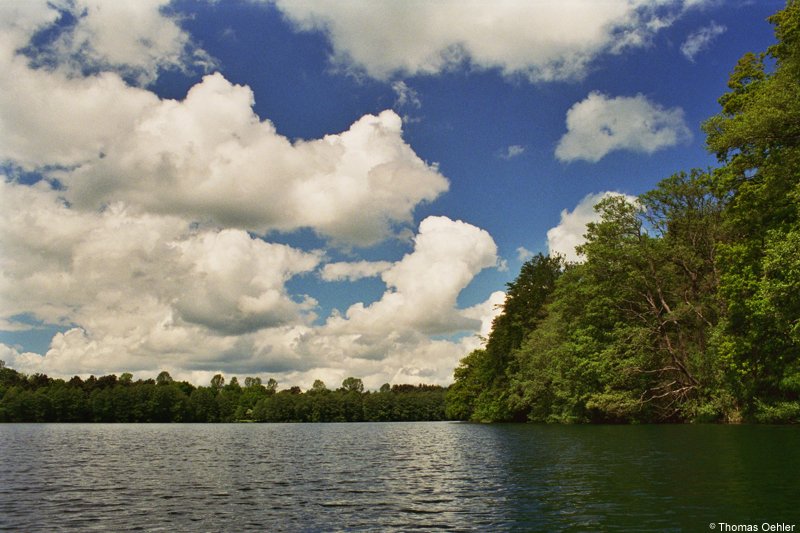 Der Schmale Luzin trennt Wittenhagen von Feldberg und ist ein Traum für Wasserwanderer; Mai 2006.