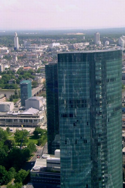 Der Skyper im Vordergrund der Henninger Turm im Hintergrund vom Trianon aus gesehen.