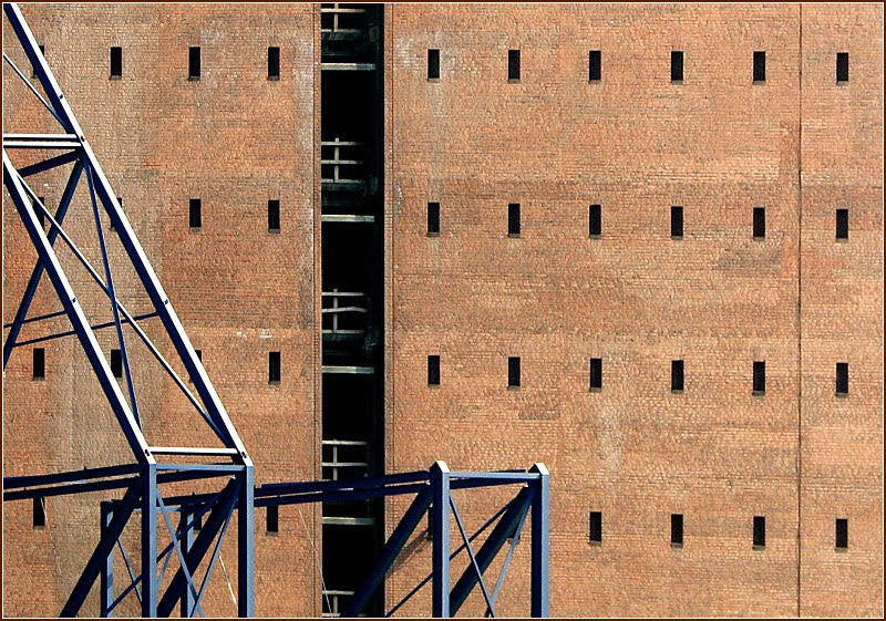 Der Speicher, der zuknftig als Sockel der Elbphilharmonie dienen soll und die Autos aufnehmen soll. 14.7.2007 (Matthias)