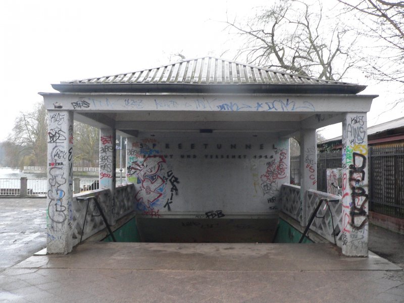 Der Spreetunnel verbindet seit 1926 den Ortsteil Friedrichshagen mit dem Waldgebiet. Er ist bei Wanderern und Ausflglern sehr beliebt. In unmittelbarer Nhe ist auch die Blschestrae, die Flaniermeile in Friedrichshagen. 28.1.2007