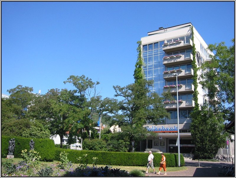 Der Stadtgarten beim S-Bahn-Bahnhof Ettlingen Stadt, an dem die Stadtbahnen des Karlsruher Verkehrsverbundes in Richtung Albtal halten. (02.07.2006)
