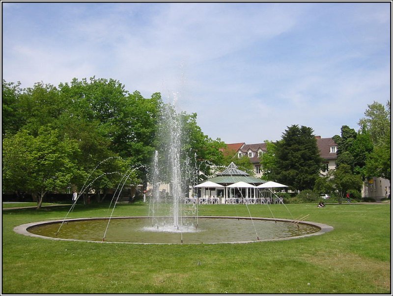 Der Stadtgarten beim S-Bahn-Bahnhof Ettlingen Stadt, an dem die Stadtbahnen des Karlsruher Verkehrsverbundes auf der Albtalbahn halten. (15.05.2006)