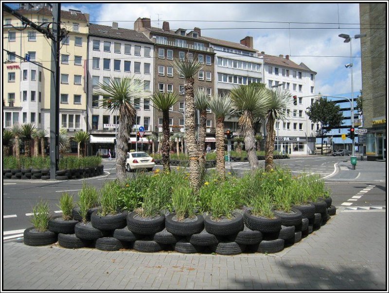 Der Stresemannplatz in Dsseldorf nach der Neugestaltung mit den Yucca-Pflanzen und den Autoreifen. (07.07.2007)  