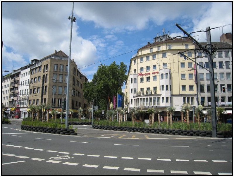 Der Stresemannplatz in Dsseldorf nach der Neugestaltung. Hier stoen sechs Straen und eine Straenbahntrasse aufeinander. Ungewhnlich die Gestaltung der Verkehrsinseln: Unter der Regie der Knstlerin Tita Giese wurden 67 Yucca-Pflanzen aus Sdamerika auf insgesamt 11 Verkehrsinseln plaziert. Eingefasst werden sie von in drei Lagen aufgeschichteten Autoreifen! Natrlich ist diese Aktion relativ umstritten, wobei insbesondere die Autoreifen Stein des Anstosses sind. (07.07.2007)  