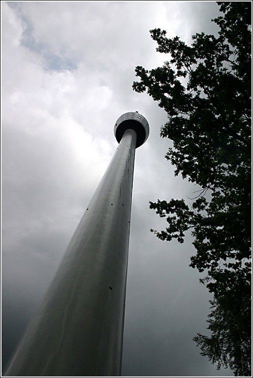 Der Stuttgarter Fernsehturm war der erste seiner Art weltweit. Gebaut wurde er von 1954 bis 1956 nach den Plnen von Fritz Leonhardt. Die Gesamthhe betrgt fast 217 m, die obere Ausschichtplatform befindet sich in 153,50 m. Aufgenommen am 13.5.2006 nach einem Gewitterregenschauer. (Matthias)
