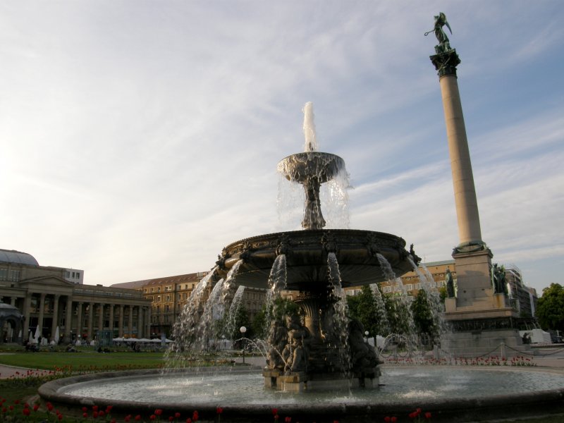 Der Stuttgarter Schlossplatz aus einer anderen Perspektive... im Vordergrund einer der beiden Brunnen, links der Koenigsbau und rechts die Sule auf der Mitte des Platzes. (29.04.2008)