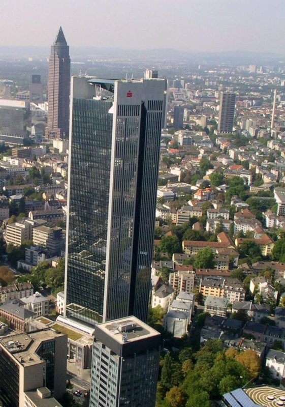 Der Trianon und der Messeturm vom Main-Tower aus gesehen.