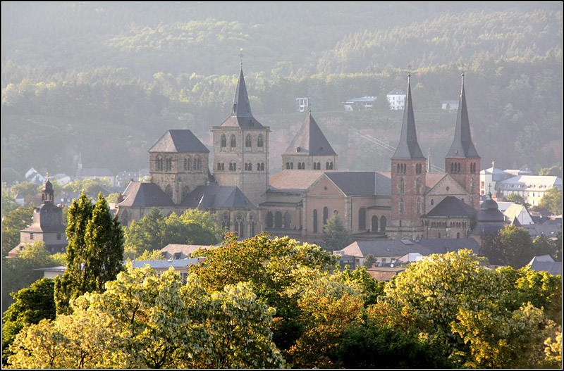 Der Trierer Dom im abendlichen Gegenlicht. 22.05.2009 (Matthias)