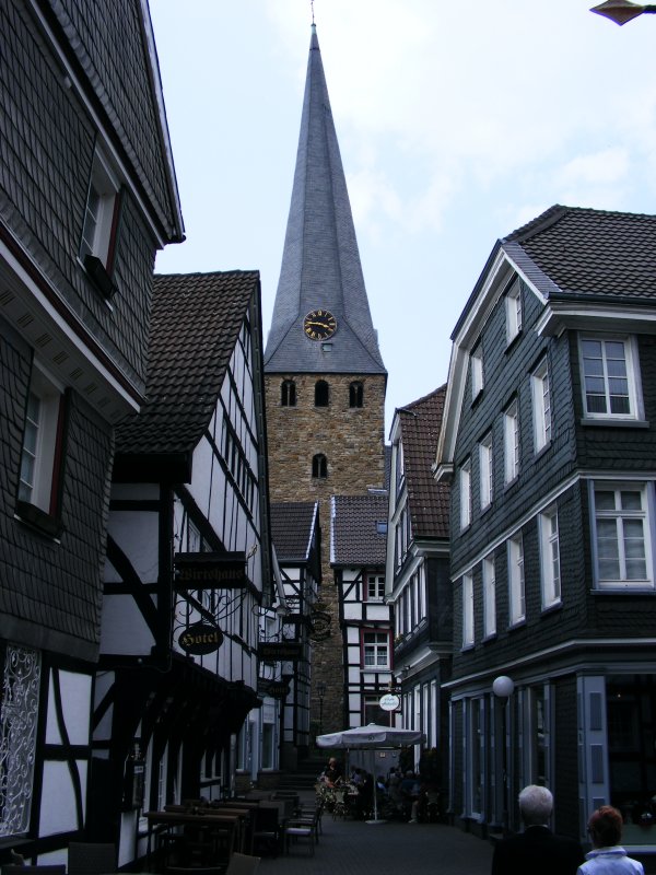 Der Turm einer Kirche in der Altstadt von Hattingen am 15. April 2009.