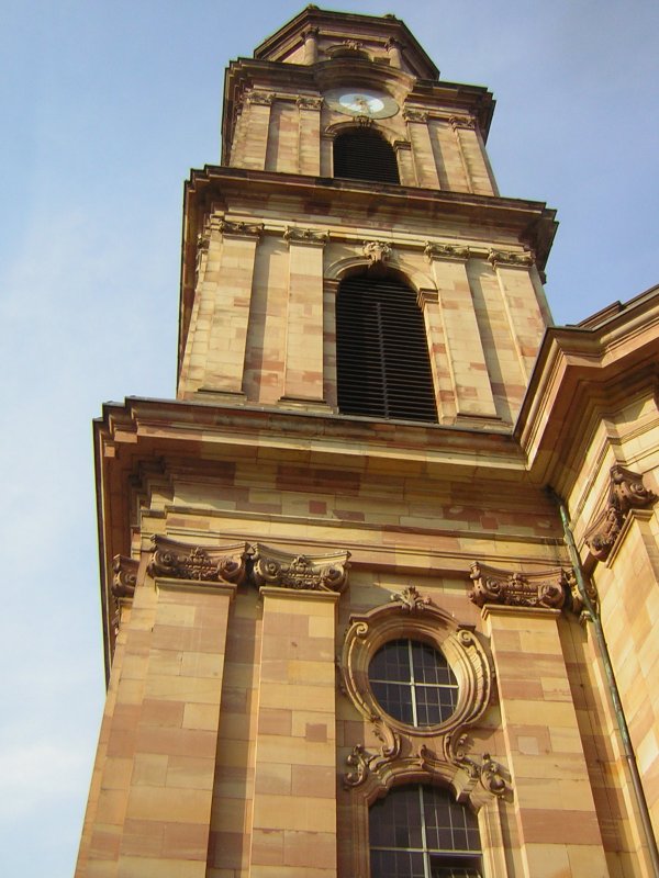 Der Turm der Ludwigskirche von einer anderen Seite.