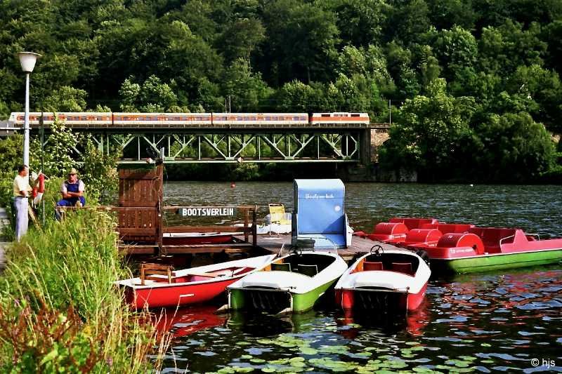 Der Unterlauf der Ruhr ist durch eine Reihe von Staustufen reguliert. Dadurch sind einige mehr oder minder groe Seen entstanden, von denen der Baldeneysee wohl der bekannteste ist. Einer von den kleineren und weniger bekannten ist der Kettwiger Stausee (12. Juli 1989).