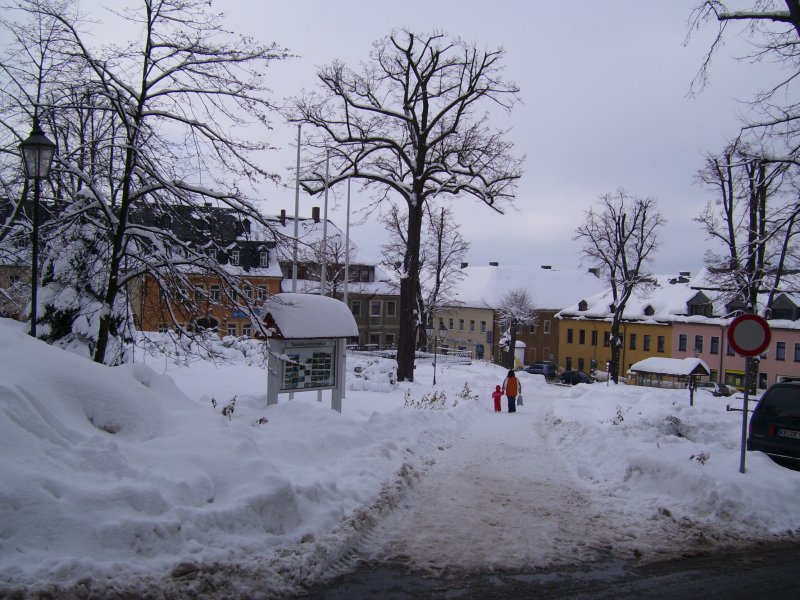 Der verschneite Marktplatz Scheibenberg Anfang November 2007.