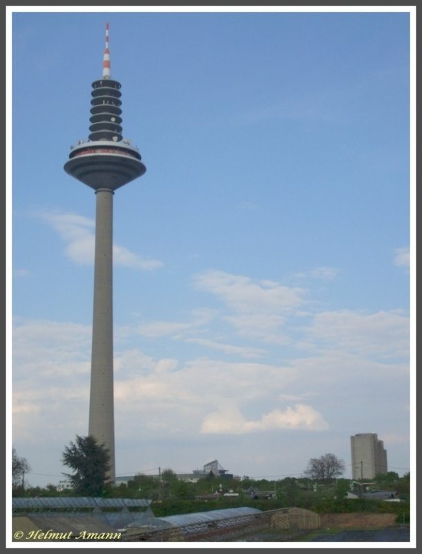 Der im Volksmund  Ginnheimer Spargel  genannte 337,5 Meter hohe Europaturm wird oft flschlicherweise als Fernsehturm bezeichnet, ist aber der einzige Fernmeldeturm in Frankfurt am Main. Bei dem im Vergleich fast winzig wirkenden Gebude am Bildrand rechts handelt es sich um das Hauptverwaltungsgebude der Deutschen Bundesbank. (Aufnahme am 06.05.2008 Aufnahmestandort Ginnheimer Landstrae auf der Brcke ber die A66).