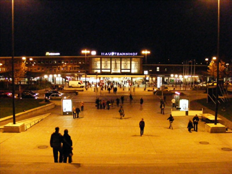 Der Vorplatz des Dortmunder Hauptbahnhofs am Abend des 14. Oktober 2008.