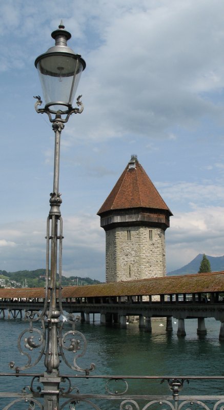 Der Wasserturm von Luzern wurde ca. 1300 vor der Brcke erbaut.
Er diente als Wachturm, Stadtbefestigung, Archiv, Schatzkammer, Kerker und Folterkammer.
Heute befindet sich dort der Souvenirladen und ein Vereinslokal,
also war er bisher sehr vielseitig einsetzbar.